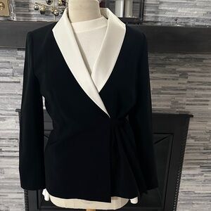 Kasper Elegant Black Blazer with Contrasting off White Collar